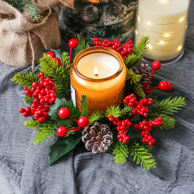 NordCandle™ – Weihnachtskranz mit Beeren & Tannenzapfen