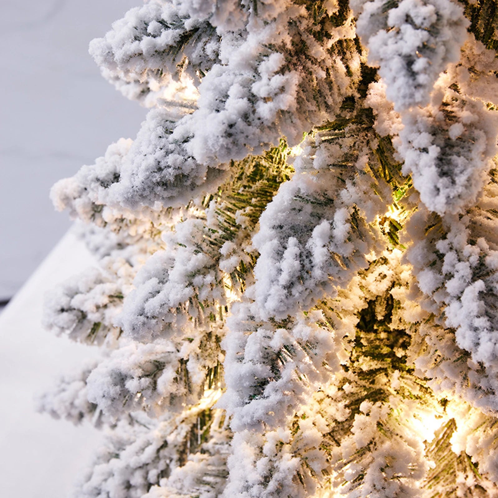 Weihnachtsbaum Tischfigur – Schneebedeckter Mini Weihnachtsbaum mit LED-Lichtern für Geschenke